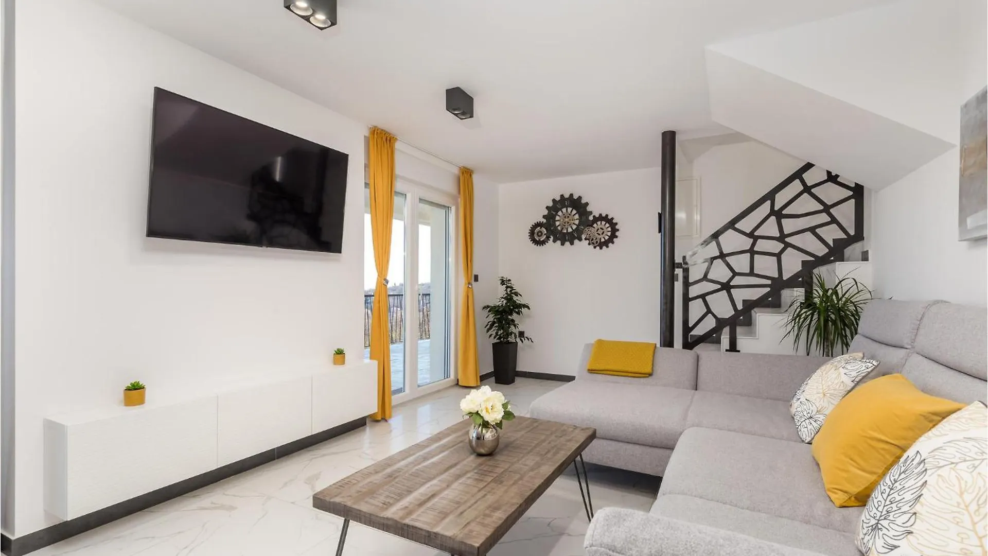 4 Bedroom Pet Friendly Home In Poljane 0*,